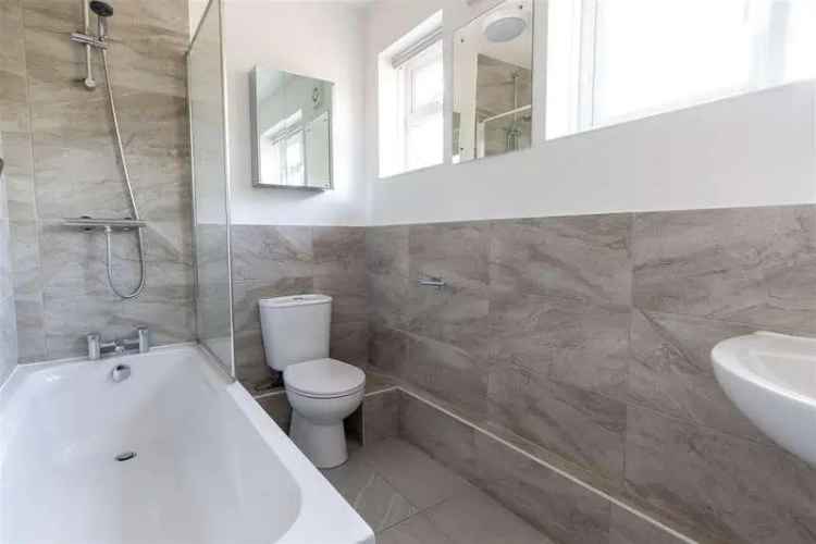 2 Bed Flat for Sale Haywards Heath - Garage - No Onward Chain