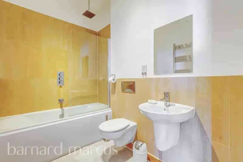 Modern Furnished Apartment with Juliet Balcony and Communal Gardens