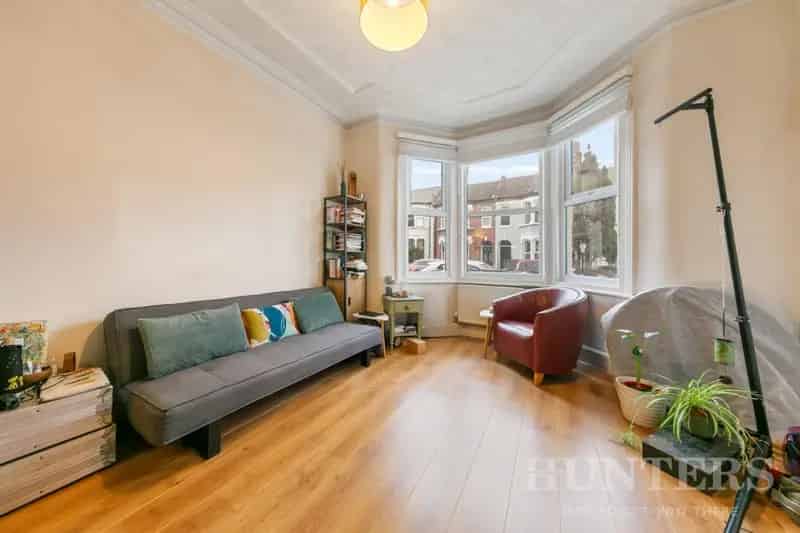 1 Bedroom Ground Floor Garden Flat For Sale