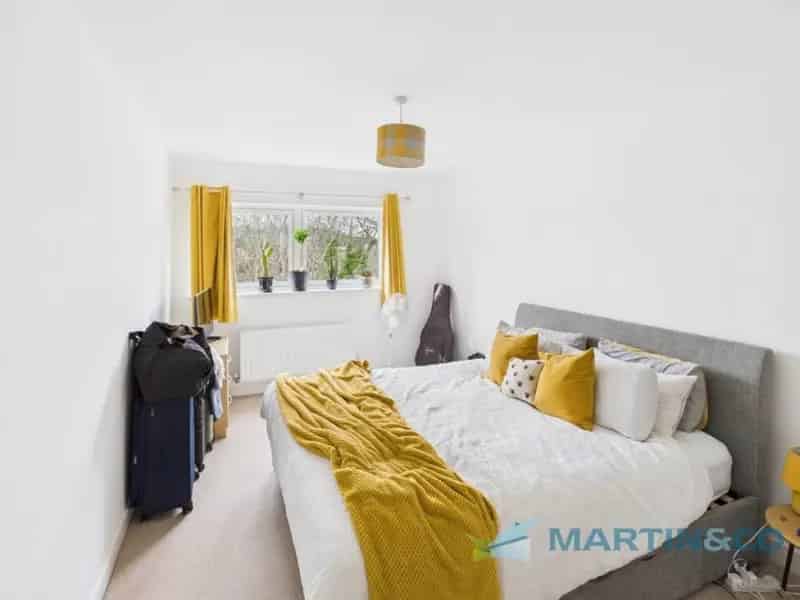 2 Double Bed Flat For Sale in Tonbridge