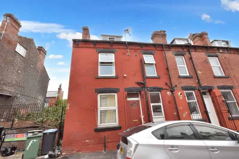 Two Bedroom Victorian Terrace Near Leeds City Centre Universities and Hospital