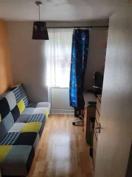 3 Bed Terraced House with Summerhouse and New Kitchen