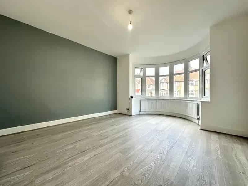 3 Bedroom Semi Detached House Driveway Parking Available Now