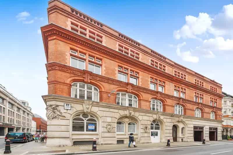 2 Bedroom Flat for Sale in Prestigious Period Building