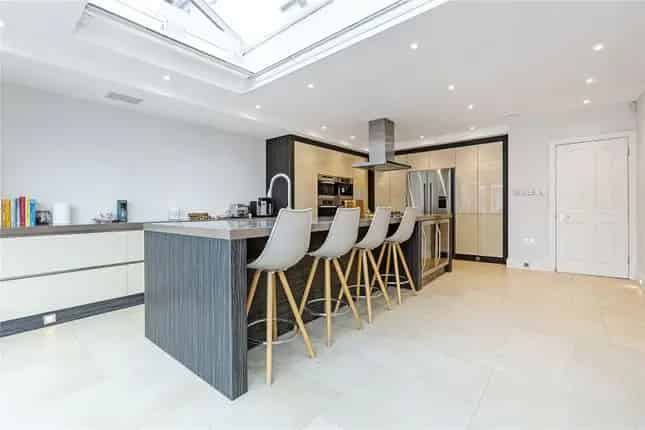 Semi-detached House for Sale in Wayside East Sheen London SW14