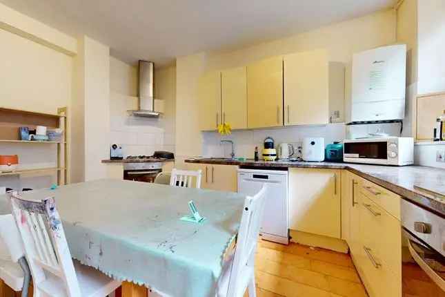 Terraced House to Rent Alie Street London E1