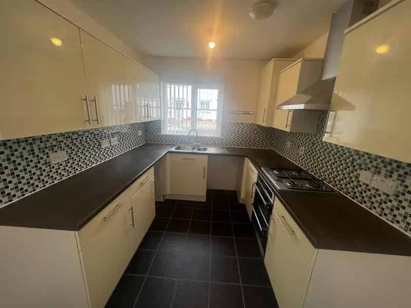 3 Bedroom Detached House with Garage and Parking