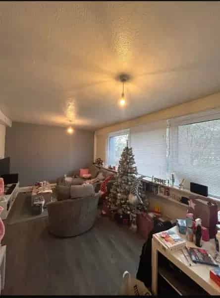 Large 2 Bed Flat Near Town Centre