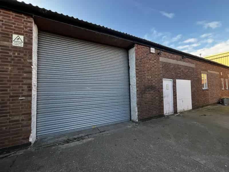 Industrial Unit Steel Frame High Ceilings Roller Shutter Access