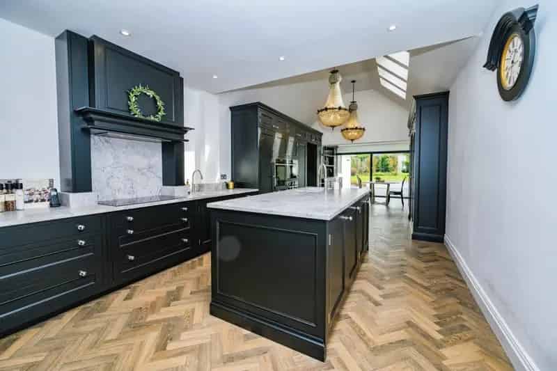 Stunning Detached Bungalow Leverstock Green 4-5 Beds 3 En-Suites