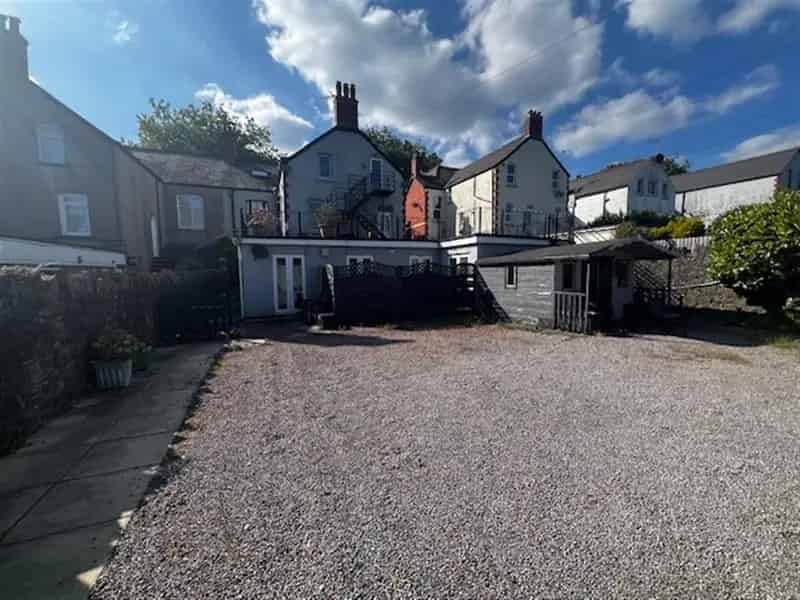 10 bedroom semi-detached house