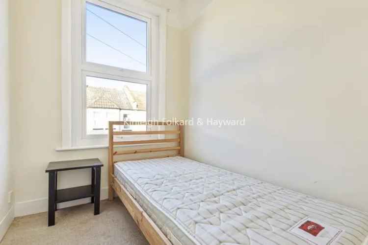 Tooting Maisonette: 2 Beds, Modern Kitchen, Near Tube