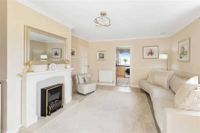3 Bed Semi-Detached Bungalow with Conservatory and Garden