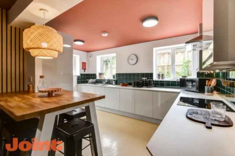 6 Bedroom Student House Share with Parking and Modern Design