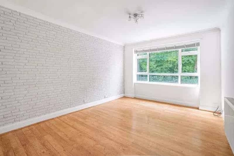 1 Bed Flat for Sale - Chain Free - Long Lease - Low Service Charge