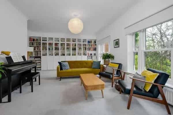 Four Bedroom Townhouse on River Mole