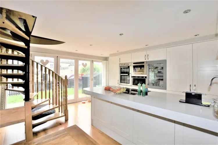 Semi-Detached House to rent with 3 bedrooms, Kingshill Way, Berkhamsted