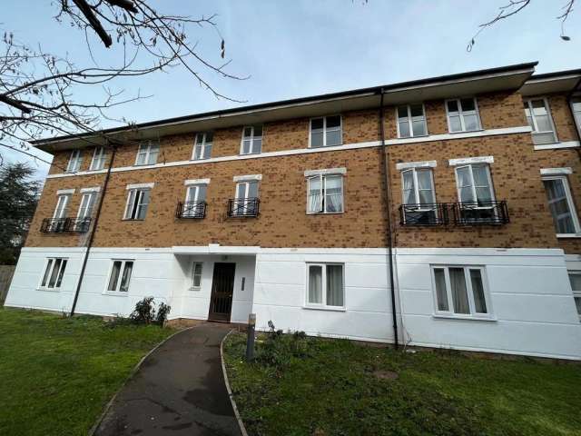 One Bedroom Flat in Quiet Location Close to Ilford and Barking