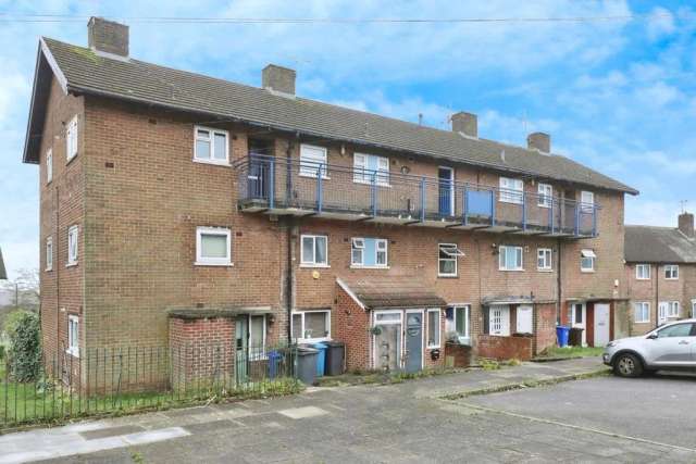 3 Bedroom Maisonette for Sale on Lowedges Drive