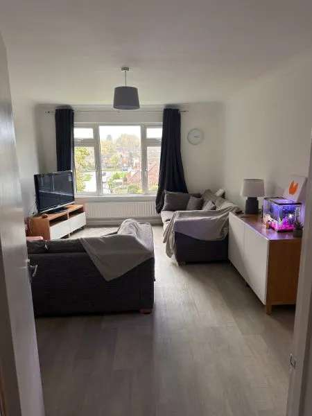 2 Bedroom First Floor Flat with Modern Kitchen and Communal Garden