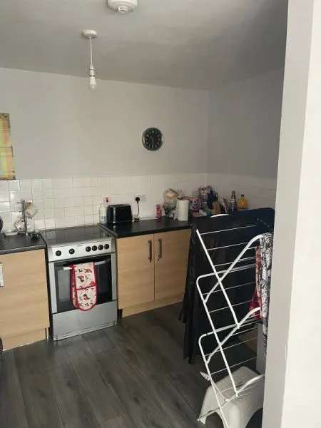 Flat For Rent in Elmbridge, England