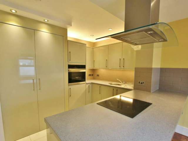 Stylish Modern One Bedroom Flat First Floor Easy Access Shops Bus Route Town