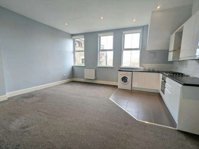 Flat For Rent in Kettering, England