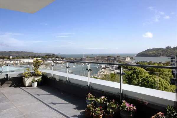 Luxury 3 Bedroom Apartment with Panoramic Views in Plymouth