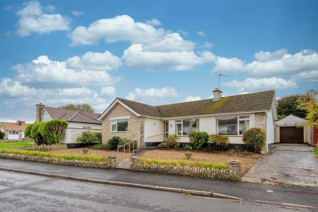 Spacious 3 Bedroom Detached Bungalow on Wellsway