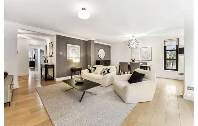 3 Bedroom Apartment in Chelsea with Private Balcony and Lift