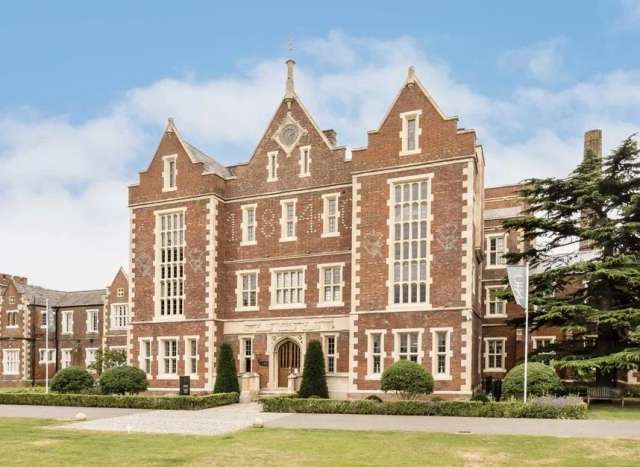 Flat For Sale in East Hampshire, England