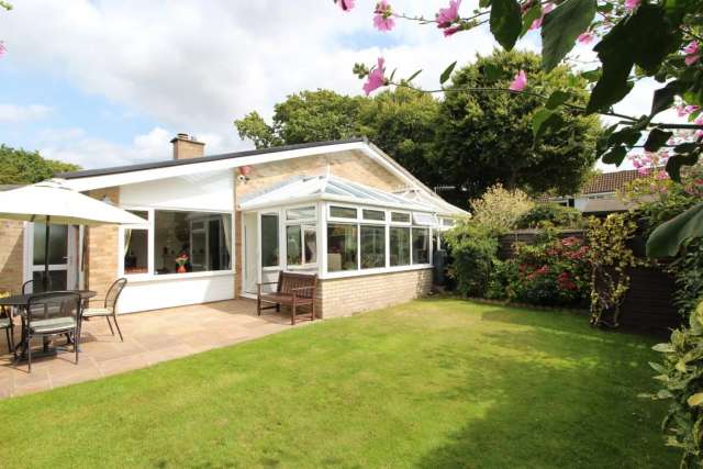 Stunning 2 Double Bedroom Garage Linked Bungalow in Highcliffe