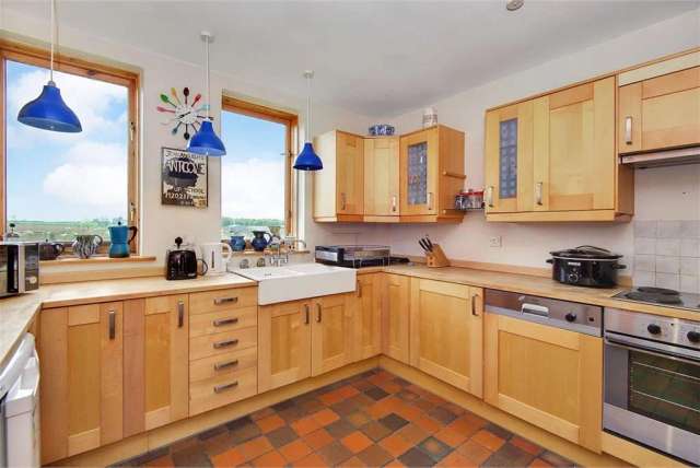 3 Bed House - Detached with 3 Reception Rooms