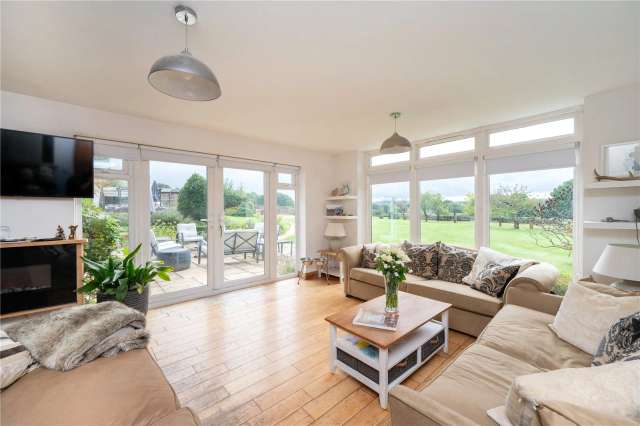 Detached House for sale with 4 bedrooms, Nutbourne Road, Pulborough