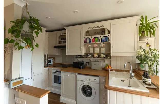 Rent 2 bedroom flat of 743 m² in London