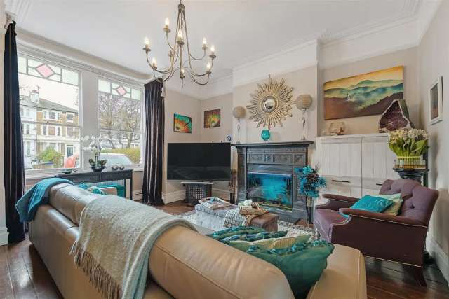 Semi-Detached House for sale with 5 bedrooms, Argyle Road, London