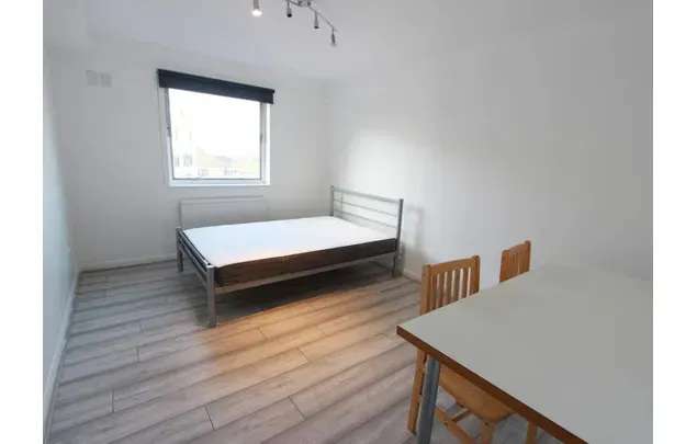 2 Bedroom Flat Fitzrovia  -  Students  -  Elevator Access - Available Now