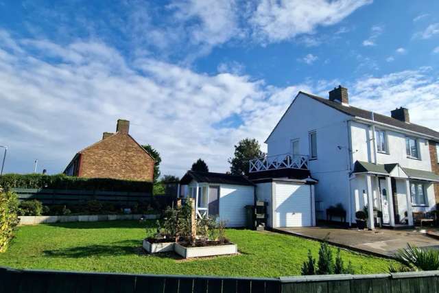 Immaculate 3 Bed Semi-Detached Family Home with Conservatory and Balcony