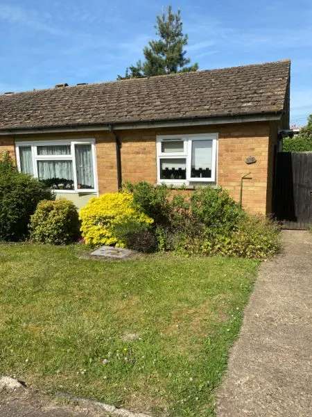 Bungalow For Rent in Finedon, England