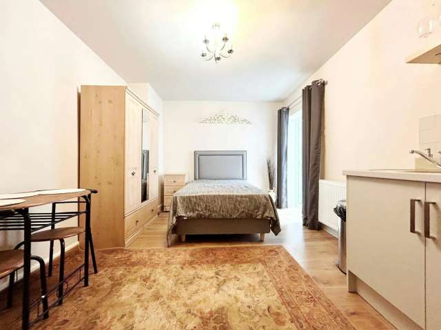 Flat For Rent in Cheltenham, England