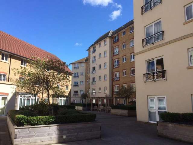 Modern 2 Bedroom Apartment Town Centre Secure Parking Gym Lift