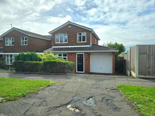 Detached Property in Kingsthorpe with 3 Bedrooms, Garden and Garage