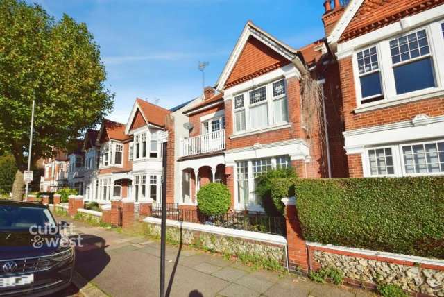 Spacious 2 Bedroom Flat in Hove with Private Garden