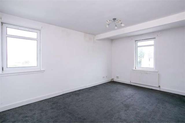 3 Bed Flat - Second Floor with 1 Reception Room