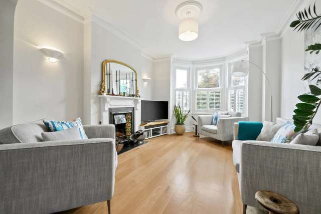 Semi-Detached House for sale with 4 bedrooms, St Margarets Road, St Margarets