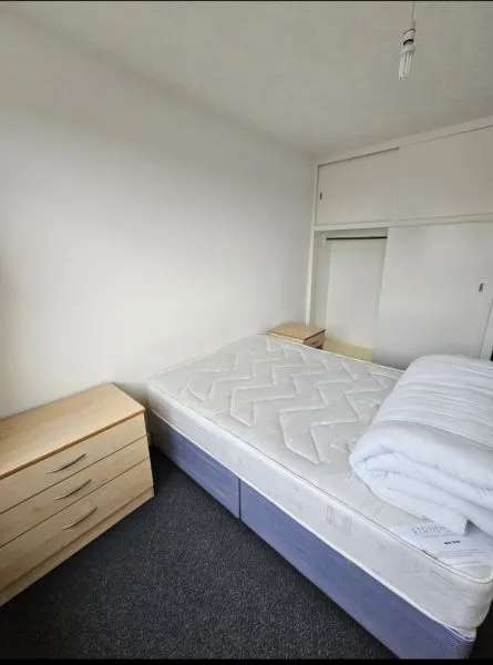 Spacious 1 Bedroom Flat with City Views and Good Transport Links