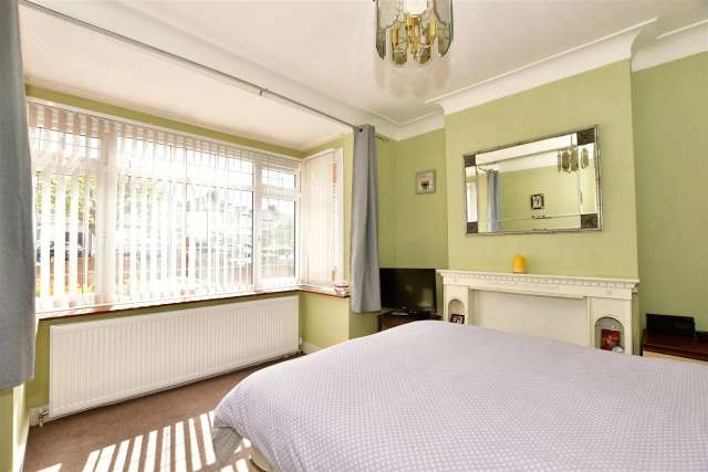 Cosy Home with Great Potential in Popular Hornchurch Location