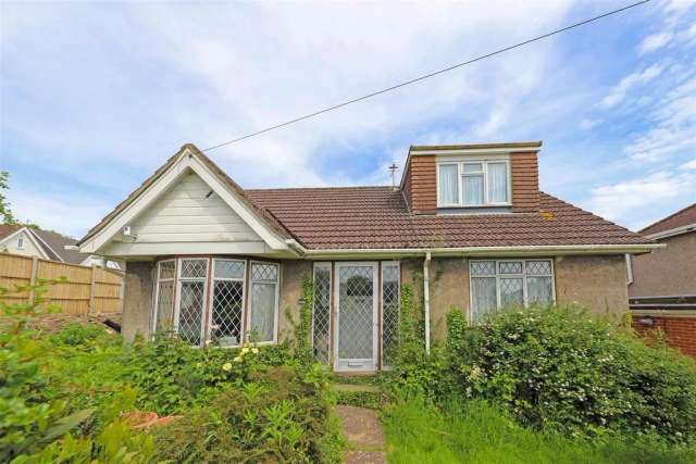 Spacious 3 Bedroom Detached Bungalow with Potential for Modernization and Extension