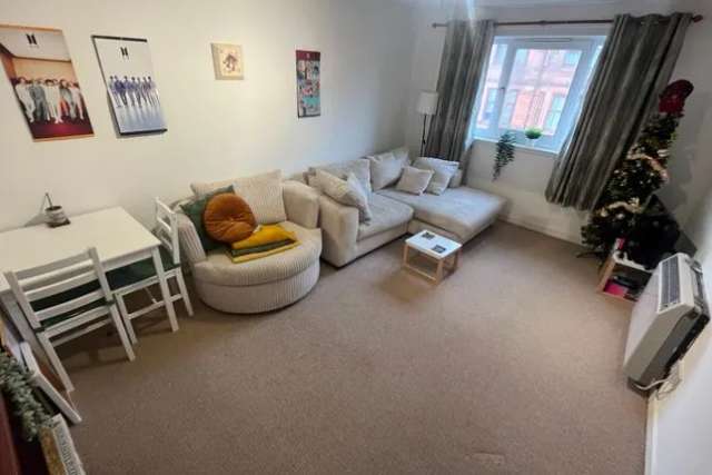 2 Bedroom Flat in Yoker, West Glasgow - Part Furnished