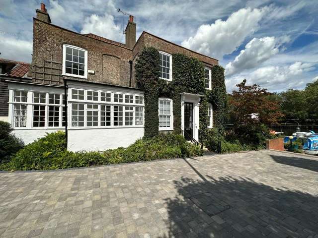 Riverside Grade II Listed Office Building with Thames Views